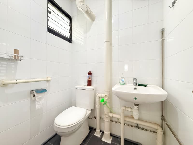 404 Ang Mo Kio Avenue 10, 404 Ang Mo Kio Avenue 10, 2 Bedrooms, 721 sqft, HDB Flat For Sale, by Shawa G B, 500185778 - Master Bathroom - PropertyGuru.com.sg