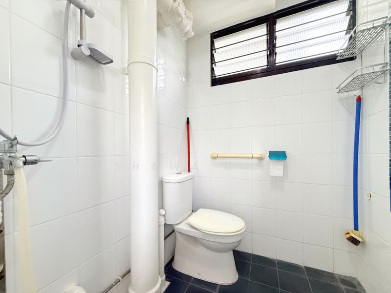 404 Ang Mo Kio Avenue 10, 404 Ang Mo Kio Avenue 10, 2 Bedrooms, 721 sqft, HDB Flat For Sale, by Shawa G B, 500185778 - Common Bathroom - PropertyGuru.com.sg