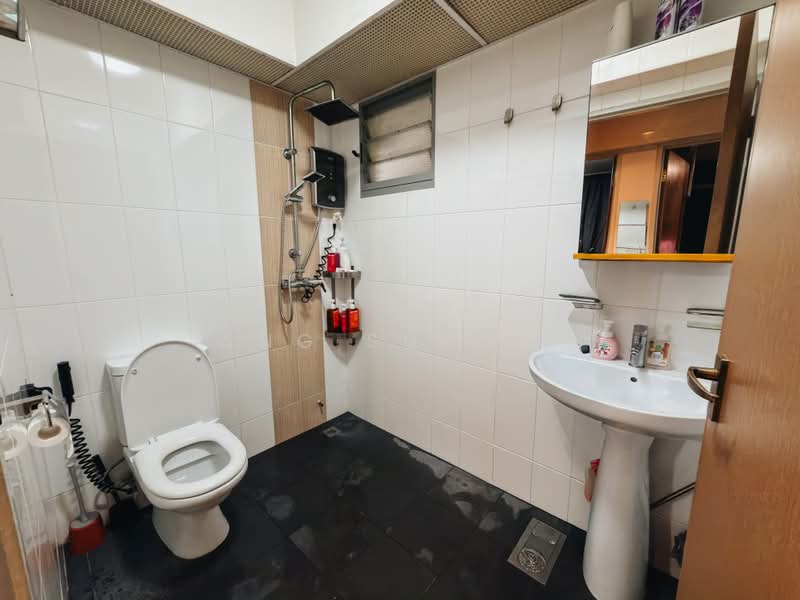 684A Edgedale Plains, 684A Edgedale Plains, 3 Bedrooms, 1,216 sqft, HDB Flat For Sale, by Ang Sue Ya, 500185812 - Bathroom - PropertyGuru.com.sg
