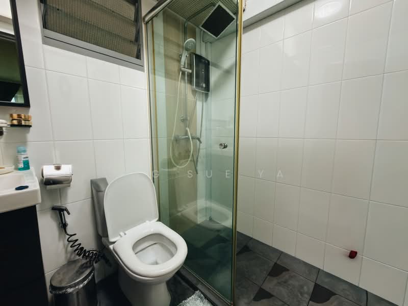 684A Edgedale Plains, 684A Edgedale Plains, 3 Bedrooms, 1,216 sqft, HDB Flat For Sale, by Ang Sue Ya, 500185812 - Bathroom - PropertyGuru.com.sg