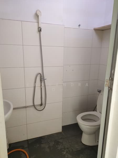 Synergy @ KB, 25 Kaki Bukit Road 4, 1,733 sqft, Factory / Workshop (B2) For Rent, by Kassandra Oh, 500185829 - Bathroom - CommercialGuru.com.sg