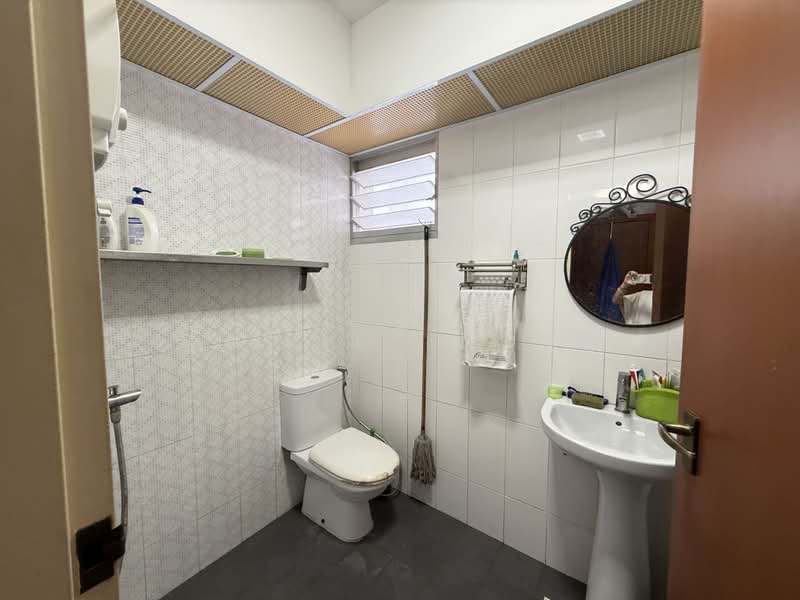 561B Jurong West Street 42, 561B Jurong West Street 42, 2 Bedrooms, 731 sqft, HDB Flat For Sale, by Shirley Wong, 500185843 - Bathroom - PropertyGuru.com.sg