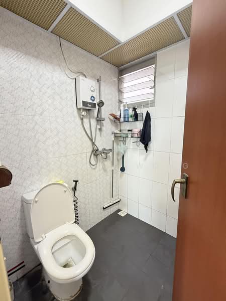 561B Jurong West Street 42, 561B Jurong West Street 42, 2 Bedrooms, 731 sqft, HDB Flat For Sale, by Shirley Wong, 500185843 - Bathroom - PropertyGuru.com.sg