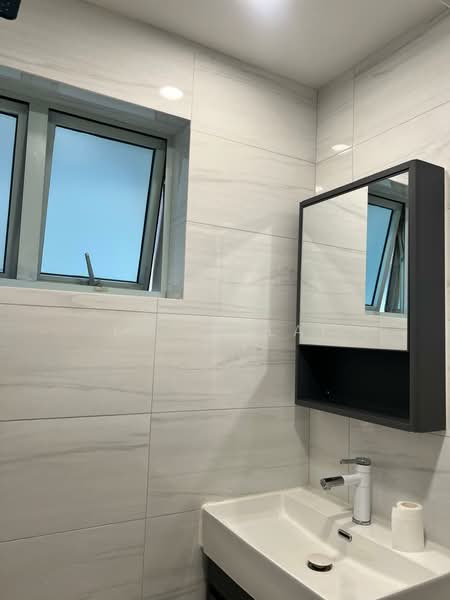 Gloucester Mansions, 10 Newton Road, 2 Bedrooms, 883 sqft, Condominium For Rent, by Emily Lai, 500185861 - Bathroom - PropertyGuru.com.sg