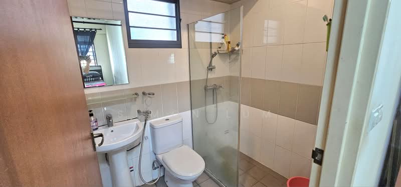 697A Jurong West Central 3, 697A Jurong West Central 3, 3 Bedrooms, 1,001 sqft, HDB Flat For Sale, by Simon Lum, 500185885 - Bathroom - PropertyGuru.com.sg