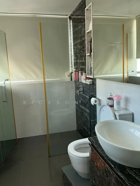 Regency Suites, 36 Kim Tian Road, 3 Bedrooms, 1,421 sqft, Apartment For Sale, by Rickson Ong, 500185892 - Bathroom - PropertyGuru.com.sg