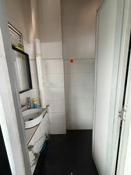 Synergy @ KB, 25 Kaki Bukit Road 4, 1,260 sqft, Factory / Workshop (B2) For Rent, by Calvin Choh, 500185920 - Bathroom - CommercialGuru.com.sg