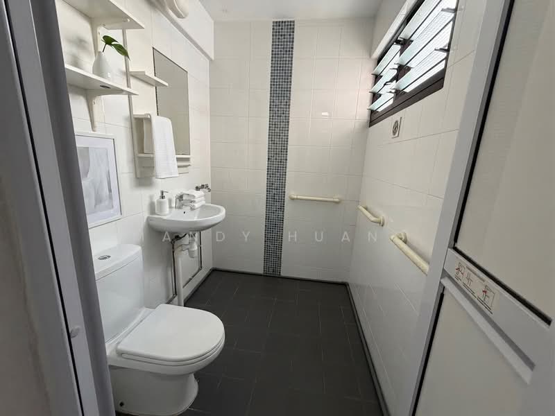501 Hougang Avenue 8, 501 Hougang Avenue 8, 3 Bedrooms, 904 sqft, HDB Flat For Rent, by Mandy Huang, 500185950 - Bathroom - PropertyGuru.com.sg