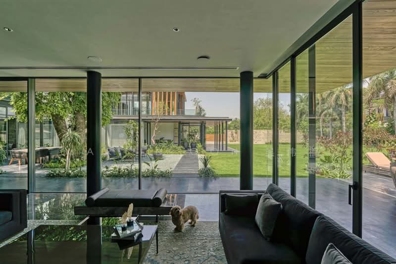 UNLIMITED POTENTIAL 🌟 Regular GCB Plot 🌟 Lush Greenery, , 4 Bedrooms, 4,000 sqft, Good Class Bungalow For Sale, by Martin Goh 吴伟楠, 500185965 - Living Room - PropertyGuru.com.sg