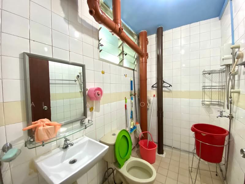 280 Toh Guan Road, 280 Toh Guan Road, 3 Bedrooms, 968 sqft, HDB Flat For Rent, by Alastair Goh 吴利汶, 500185976 - Bathroom - PropertyGuru.com.sg