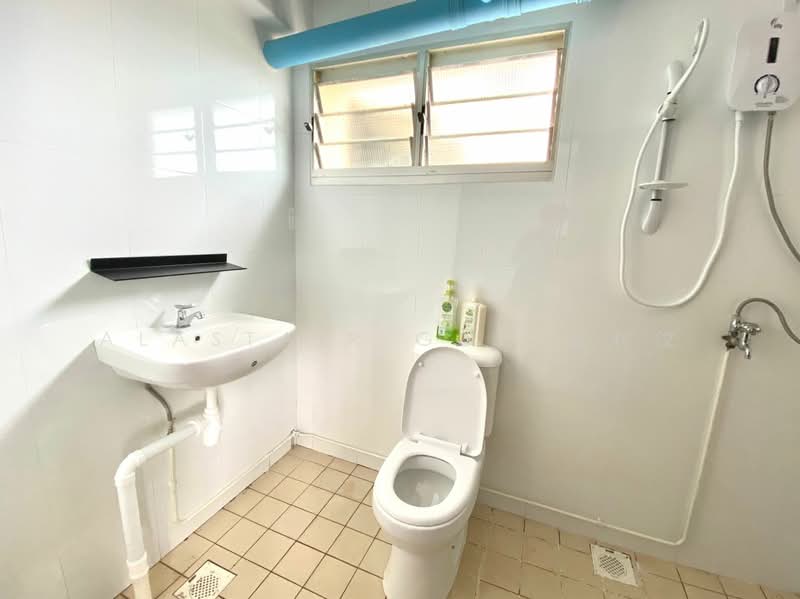 280 Toh Guan Road, 280 Toh Guan Road, 3 Bedrooms, 968 sqft, HDB Flat For Rent, by Alastair Goh 吴利汶, 500185976 - Bathroom - PropertyGuru.com.sg