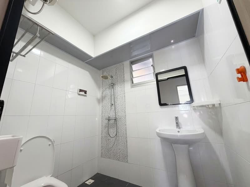 162B Rivervale Crescent, 162B Rivervale Crescent, 3 Bedrooms, 1,001 sqft, HDB Flat For Sale, by James Long 龙劲元, 500185996 - Bathroom - decluttered - PropertyGuru.com.sg