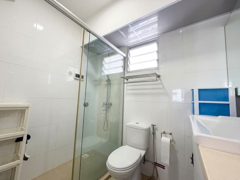 162B Rivervale Crescent, 162B Rivervale Crescent, 3 Bedrooms, 1,001 sqft, HDB Flat For Sale, by James Long 龙劲元, 500185996 - MBR Bathroom - decluttered - PropertyGuru.com.sg