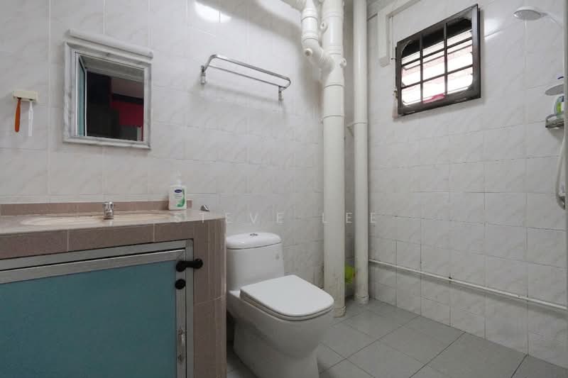 322 Sembawang Close, 322 Sembawang Close, 3 Bedrooms, 1,087 sqft, HDB Flat For Sale, by Steve Lee, 500186001 - Bathroom - PropertyGuru.com.sg