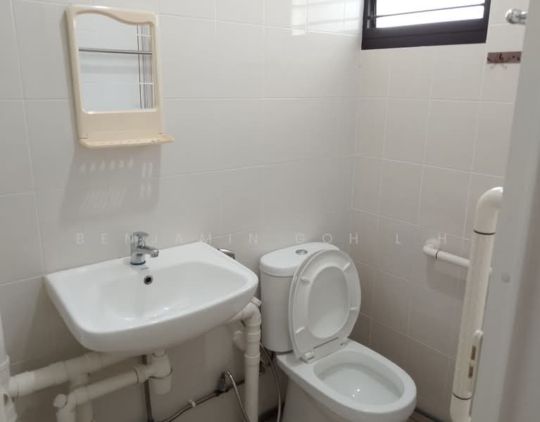 377 Clementi Avenue 5, 377 Clementi Avenue 5, Room Rental, 180 sqft, HDB Flat For Rent, by Benjamin Goh L H, 500186010 - Bathroom - PropertyGuru.com.sg