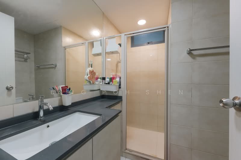 Blue Horizon, 27 West Coast Crescent, 3 Bedrooms, 1,216 sqft, Condominium For Sale, by Ling Poh Shen, 500186014 - Bathroom - PropertyGuru.com.sg