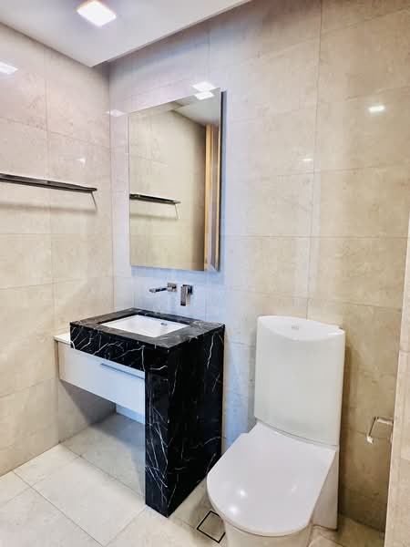 Marina Bay Suites, 3 Central Boulevard, 3 Bedrooms, 1,603 sqft, Apartment For Sale, by Douglas Wong, 500186023 - Bathroom - PropertyGuru.com.sg