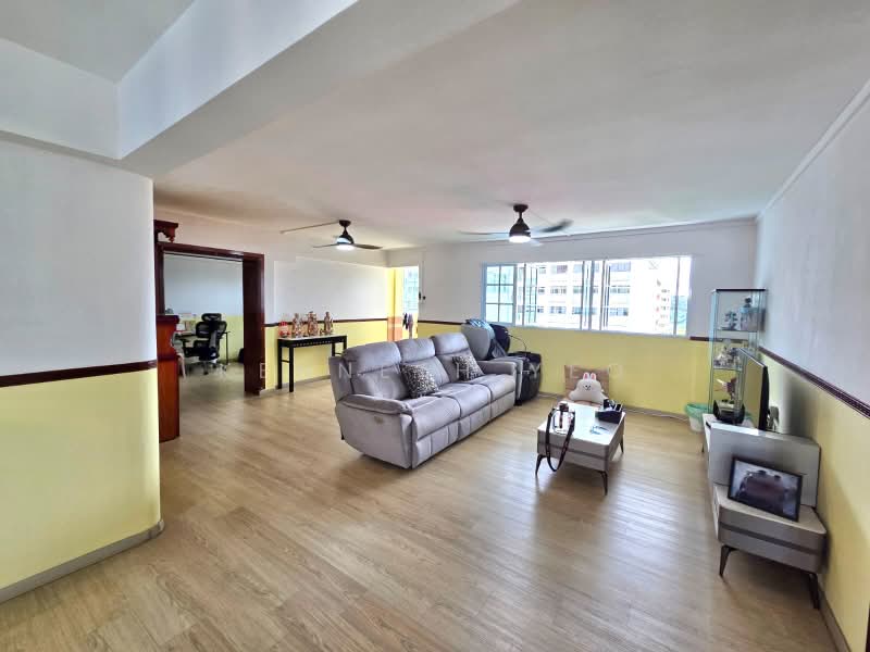 816 Woodlands Street 82, 816 Woodlands Street 82, 5 Bedrooms, 1,927 sqft, HDB Flat For Sale, by Kenneth Yeo, 500186043 - Living Room - PropertyGuru.com.sg