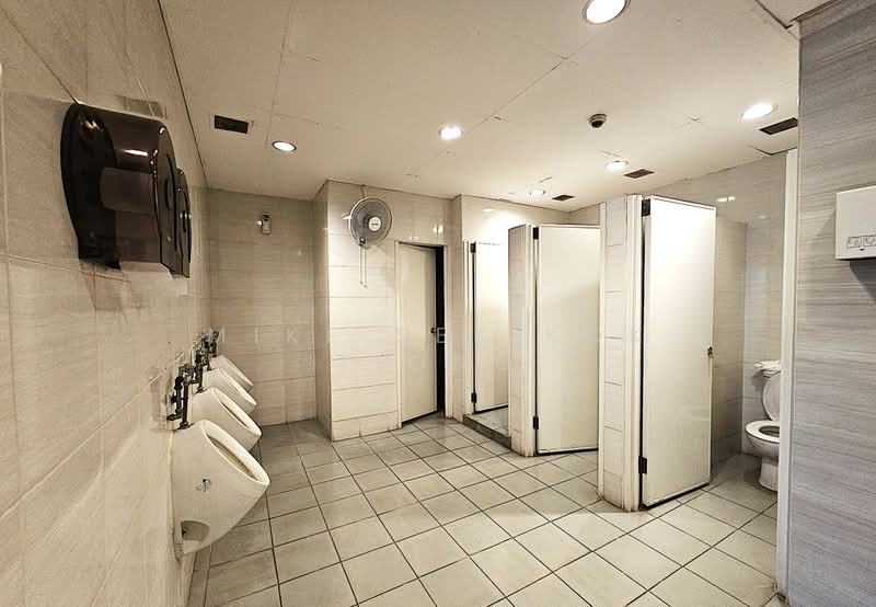 Fook Hai Building, 150 South Bridge Road, 764 sqft, Office For Rent, by Mike Sek Kok Tiong, 500186048 - Bathroom - CommercialGuru.com.sg