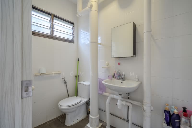 814 Tampines Street 81, 814 Tampines Street 81, 3 Bedrooms, 1,119 sqft, HDB Flat For Sale, by Thomas Lim, 500186059 - Bathroom - PropertyGuru.com.sg
