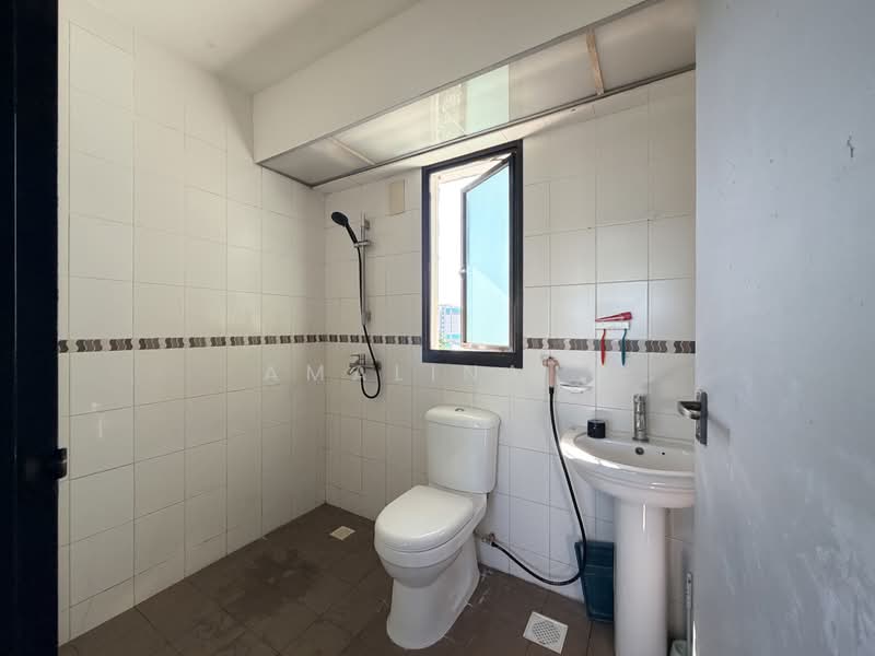 372 Jurong East Street 32, 372 Jurong East Street 32, 2 Bedrooms, 689 sqft, HDB Flat For Sale, by Amalina ., 500186064 - Bathroom - PropertyGuru.com.sg