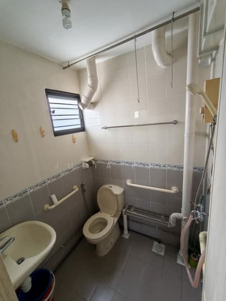 546 Ang Mo Kio Avenue 10, 546 Ang Mo Kio Avenue 10, Room Rental, 12 sqft, HDB Flat For Rent, by Julia Pok, 500186072 - Bathroom - PropertyGuru.com.sg