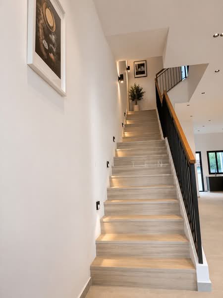 metropole drive, , 5 Bedrooms, 3,759 sqft, Terraced House For Sale, by Alvin Ten, 500186106 - First Floor Stairs - PropertyGuru.com.sg