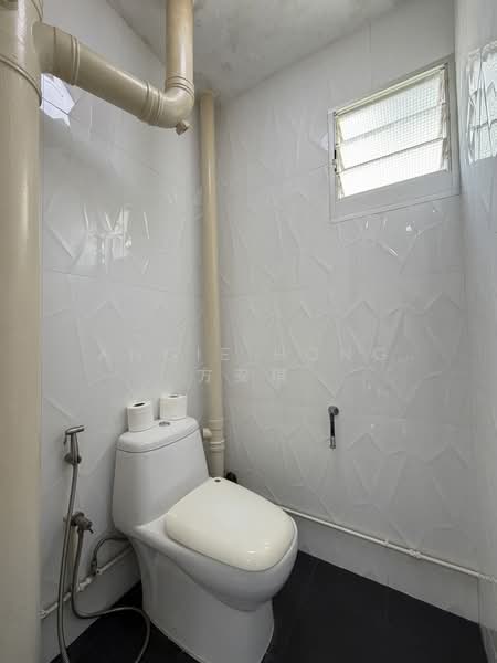 506 Bukit Batok Street 52, 506 Bukit Batok Street 52, 2 Bedrooms, 646 sqft, HDB Flat For Sale, by Angie Hong 方安琪, 500186153 - Toilet WC - PropertyGuru.com.sg