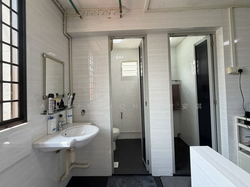 506 Bukit Batok Street 52, 506 Bukit Batok Street 52, 2 Bedrooms, 646 sqft, HDB Flat For Sale, by Angie Hong 方安琪, 500186153 - Bathroom - PropertyGuru.com.sg
