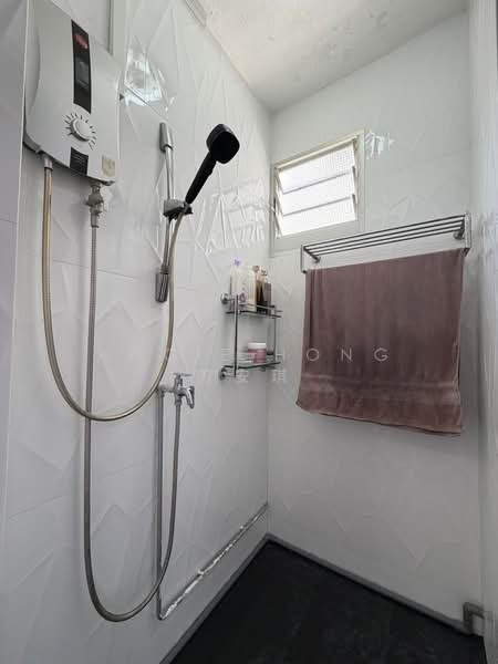 506 Bukit Batok Street 52, 506 Bukit Batok Street 52, 2 Bedrooms, 646 sqft, HDB Flat For Sale, by Angie Hong 方安琪, 500186153 - Bathroom - PropertyGuru.com.sg