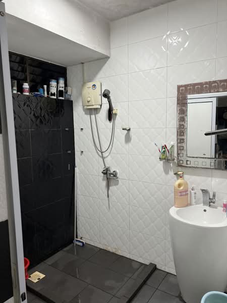 29 Lim Liak Street, 29 Lim Liak Street, 2 Bedrooms, 807 sqft, HDB Flat For Sale, by Ian Tan, 500186159 - Huge Bathroom - PropertyGuru.com.sg