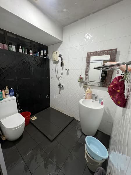 29 Lim Liak Street, 29 Lim Liak Street, 2 Bedrooms, 807 sqft, HDB Flat For Sale, by Ian Tan, 500186159 - Bathroom - PropertyGuru.com.sg