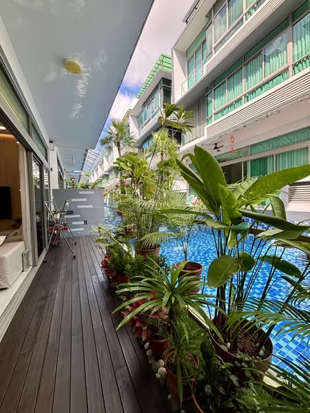 Aston Residence, 209 Jalan Loyang Besar, 5 Bedrooms, 4,715 sqft, Cluster House For Sale, by Ian Low, 500186182 - Level 1: Spacious patio facing the pool - PropertyGuru.com.sg