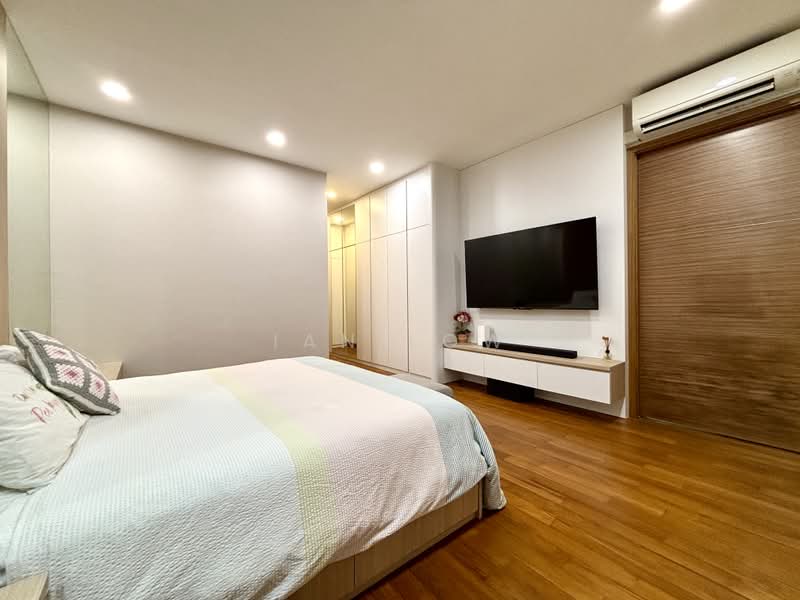 Aston Residence, 209 Jalan Loyang Besar, 5 Bedrooms, 4,715 sqft, Cluster House For Sale, by Ian Low, 500186182 - Level 2: Huge master bedroom pic 2 - PropertyGuru.com.sg
