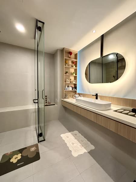 Aston Residence, 209 Jalan Loyang Besar, 5 Bedrooms, 4,715 sqft, Cluster House For Sale, by Ian Low, 500186182 - Level 2: Luxurious master bathroom - PropertyGuru.com.sg