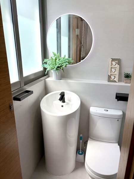 Aston Residence, 209 Jalan Loyang Besar, 5 Bedrooms, 4,715 sqft, Cluster House For Sale, by Ian Low, 500186182 - Level 4:  Bedroom 5 ensuite bathroom - PropertyGuru.com.sg