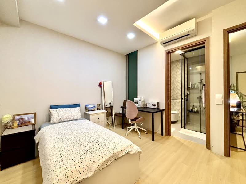 Aston Residence, 209 Jalan Loyang Besar, 5 Bedrooms, 4,715 sqft, Cluster House For Sale, by Ian Low, 500186182 - Basement: Bedroom 1 (ensuite) - PropertyGuru.com.sg