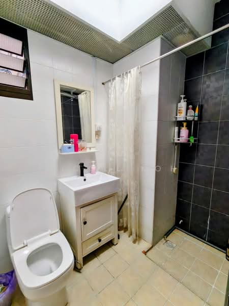 337B Tah Ching Road, 337B Tah Ching Road, 1 Bedroom, 689 sqft, HDB Flat For Sale, by Nicoll Koh, 500186195 - Bathroom - PropertyGuru.com.sg
