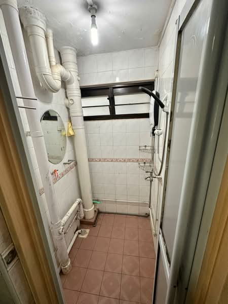 5 Ghim Moh Road, 5 Ghim Moh Road, 2 Bedrooms, 635 sqft, HDB Flat For Rent, by Mo Alkaff, 500186216 - Bathroom - PropertyGuru.com.sg
