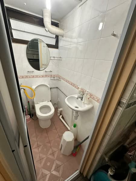 5 Ghim Moh Road, 5 Ghim Moh Road, 2 Bedrooms, 635 sqft, HDB Flat For Rent, by Mo Alkaff, 500186216 - Bathroom - PropertyGuru.com.sg