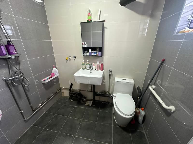 939 Jurong West Street 91, 939 Jurong West Street 91, 3 Bedrooms, 1,108 sqft, HDB Flat For Sale, by Jose Loh Zhenhao, 500186230 - Bathroom - PropertyGuru.com.sg
