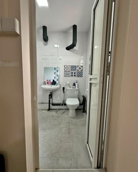 247 Bukit Batok East Avenue 5, 247 Bukit Batok East Avenue 5, 2 Bedrooms, 796 sqft, HDB Flat For Sale, by Mohamad Faizal Bin Hanafi, 500186244 - Bathroom - PropertyGuru.com.sg
