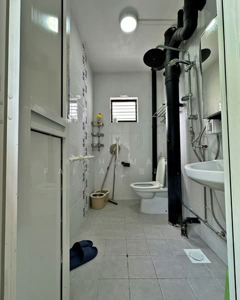 247 Bukit Batok East Avenue 5, 247 Bukit Batok East Avenue 5, 2 Bedrooms, 796 sqft, HDB Flat For Sale, by Mohamad Faizal Bin Hanafi, 500186244 - Bathroom - PropertyGuru.com.sg