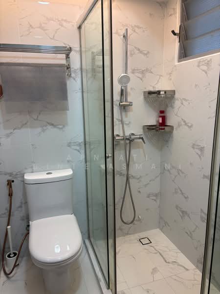 684B Edgedale Plains, 684B Edgedale Plains, 5 Bedrooms, 1,216 sqft, HDB Flat For Sale, by Arniati Binte Asmani, 500186247 - Bathroom - PropertyGuru.com.sg
