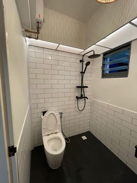 445B Clementi Avenue 3, 445B Clementi Avenue 3, 3 Bedrooms, 1,216 sqft, HDB Flat For Sale, by Dennis Chan, 500186333 - Bathroom - PropertyGuru.com.sg