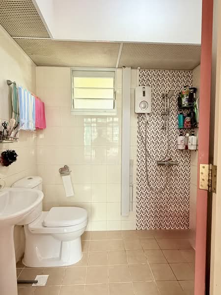 570A Woodlands Avenue 1, 570A Woodlands Avenue 1, 2 Bedrooms, 721 sqft, HDB Flat For Sale, by Joseph Lee, 500186384 - Bathroom - PropertyGuru.com.sg