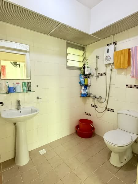 570A Woodlands Avenue 1, 570A Woodlands Avenue 1, 2 Bedrooms, 721 sqft, HDB Flat For Sale, by Joseph Lee, 500186384 - Bathroom - PropertyGuru.com.sg