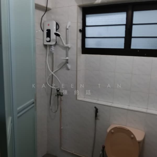 576 Hougang Avenue 4, 576 Hougang Avenue 4, Room Rental, 250 sqft, HDB Flat For Rent, by Kareen Tan 陳約廷, 500186406 - Bathroom - PropertyGuru.com.sg