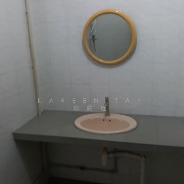 576 Hougang Avenue 4, 576 Hougang Avenue 4, Room Rental, 250 sqft, HDB Flat For Rent, by Kareen Tan 陳約廷, 500186406 - Bathroom - PropertyGuru.com.sg