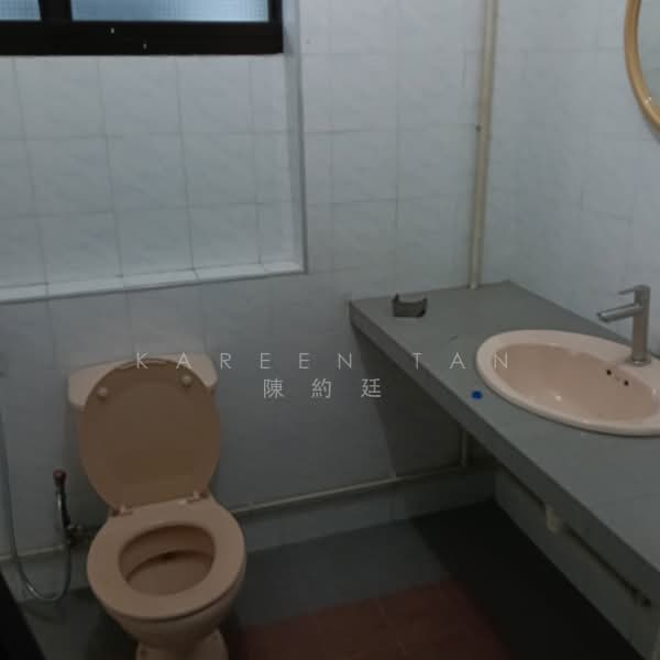 576 Hougang Avenue 4, 576 Hougang Avenue 4, Room Rental, 250 sqft, HDB Flat For Rent, by Kareen Tan 陳約廷, 500186406 - Bathroom - PropertyGuru.com.sg